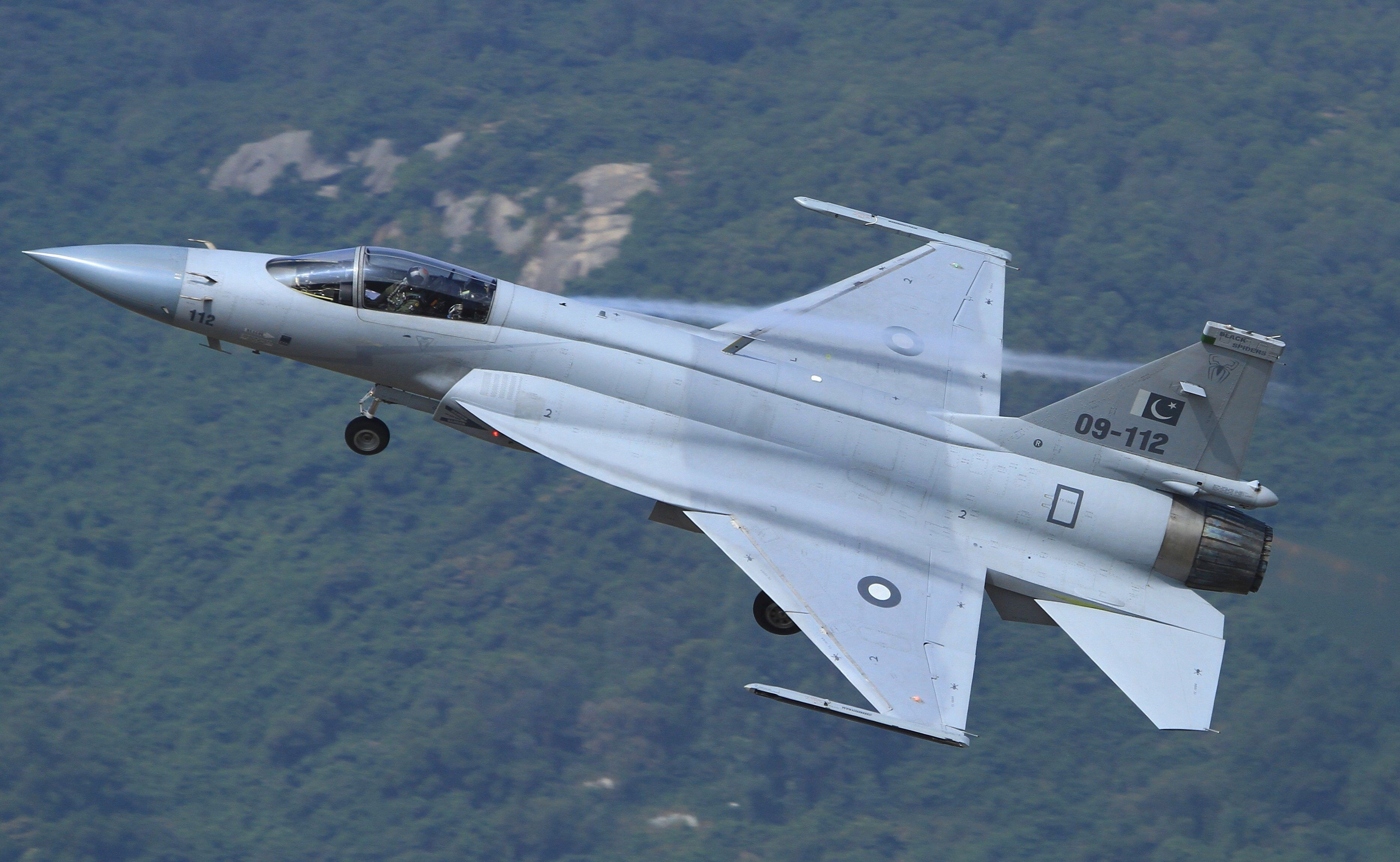 梟龍戰(zhàn)斗機(jī)圖片，展現(xiàn)中國空軍力量的驕傲，梟龍戰(zhàn)斗機(jī)風(fēng)采，中國空軍力量的驕傲圖片展示