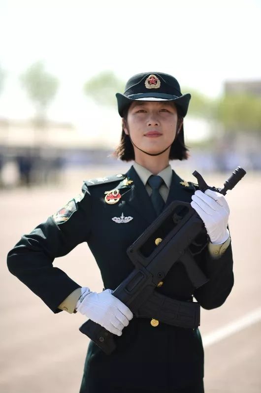 國(guó)慶閱兵最美女兵，榮光背后的堅(jiān)韌與毅力